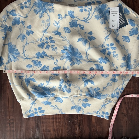 Cream Blue Floral Sunday Slash Sweatshirt Abercrombie & Fitch size SMALL - Picture 3 of 8